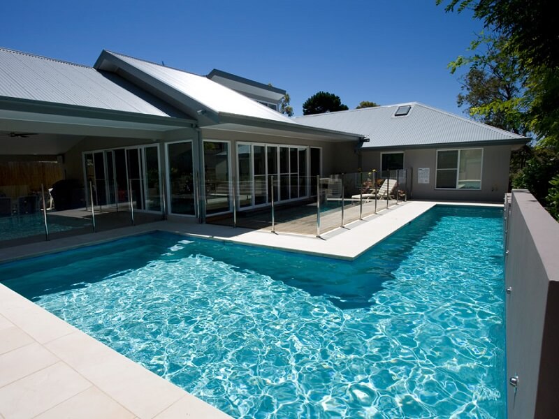 concrete vs fibreglass swimming pools
